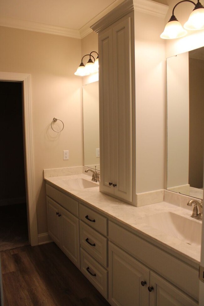 Building Photo - 4847 Jamestown Dr NW