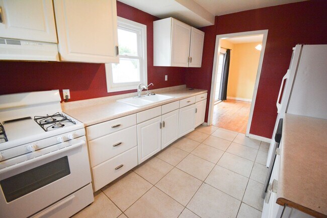 Building Photo - Conveniently located 3 bed 1.5 with Fenced In Yard Available NOW!