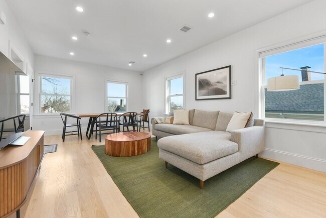 Building Photo - 17 Akron St