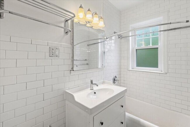 Building Photo - 2 bedroom in Chicago IL 60660