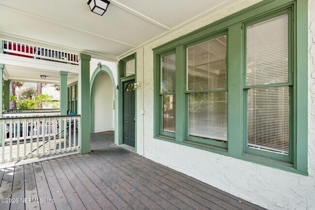 Building Photo - 2749 Vernon Terrace
