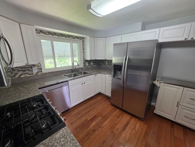Building Photo - 3-bedroom, 2-bath home in West Mifflin