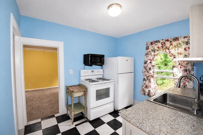 Building Photo - 376 Terryville Rd