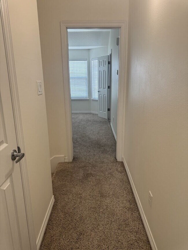 Building Photo - 4 Bedrooms and 4.5 baths in College Station