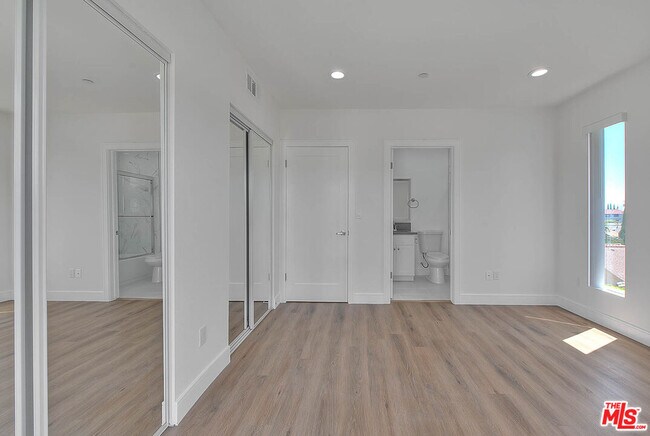 Building Photo - 1015 Wilton Pl