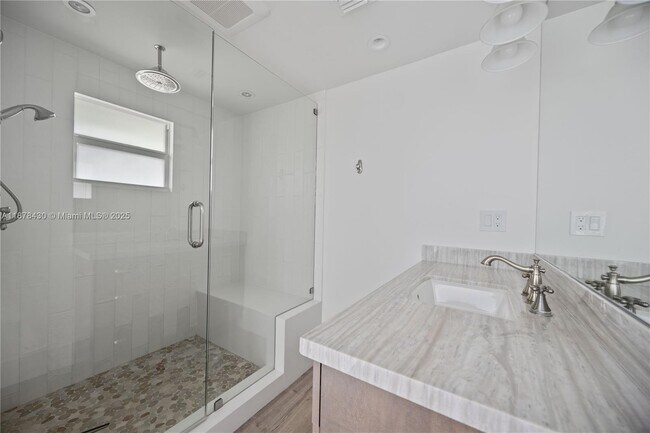 Building Photo - 2530 NE 48th St