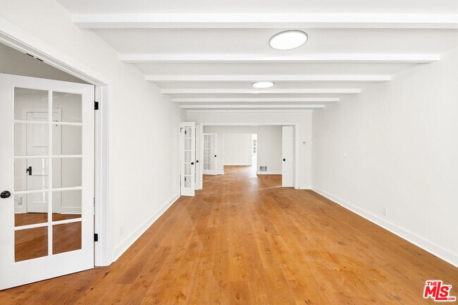 Building Photo - 10309 La Grange Ave