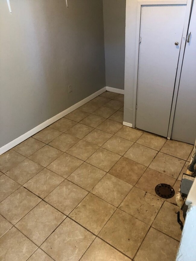 Building Photo - Single House 3 Bdr with Fenced yard and Garage AVAILABLE NOW