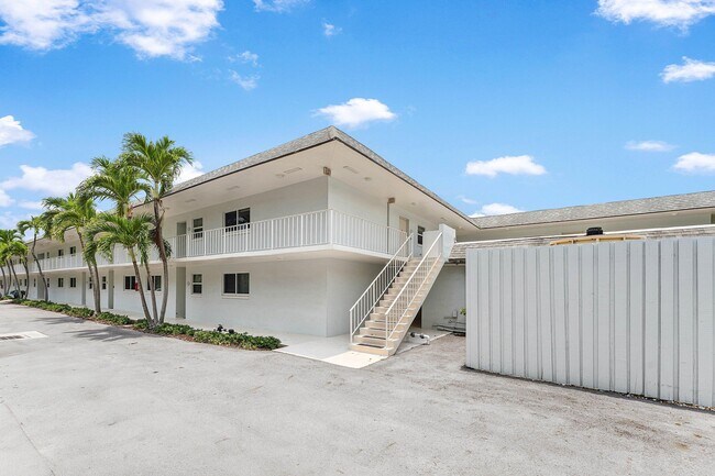 Building Photo - 207 Tropic Isle Dr
