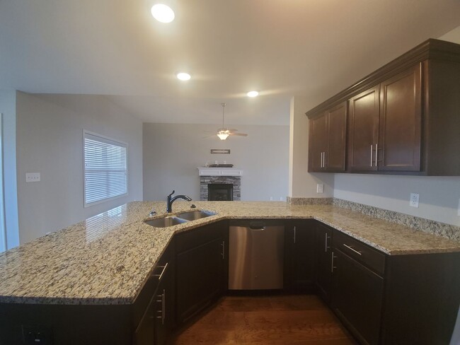 Building Photo - $2100 Executive 3 Bed 2.5 Bath with Bonus ...