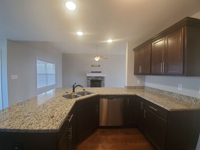 Building Photo - Executive 3 Bed 2.5 Bath with Bonus Home