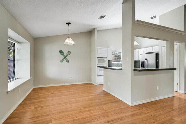 Building Photo - 1602 E Messick Loop