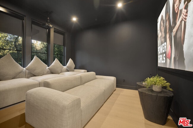 Building Photo - 4433 Kraft Ave