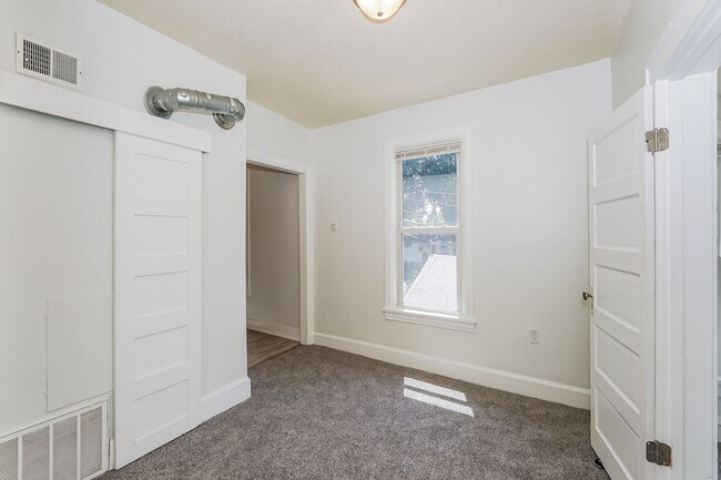 Building Photo - 1115 1/2 4th Street NE