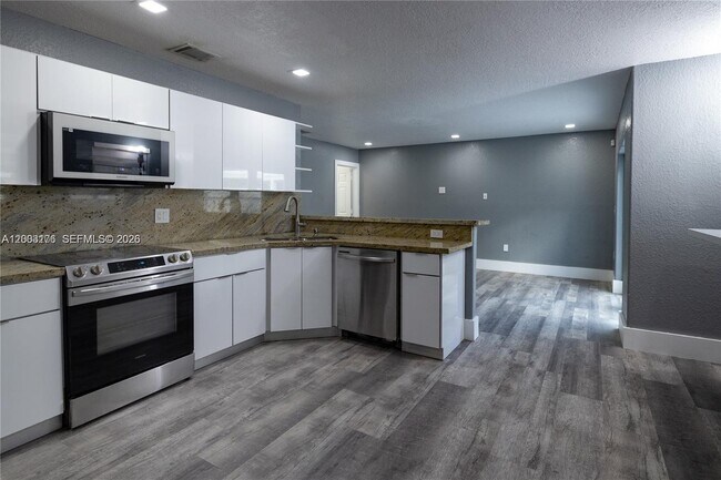 Building Photo - 15981 SW 54th Terrace