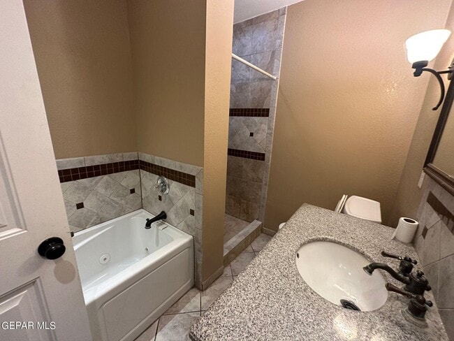Building Photo - 408 Fresno Dr