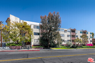 Building Photo - 530 S Barrington Ave