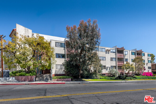 Primary Photo - 530 S Barrington Ave
