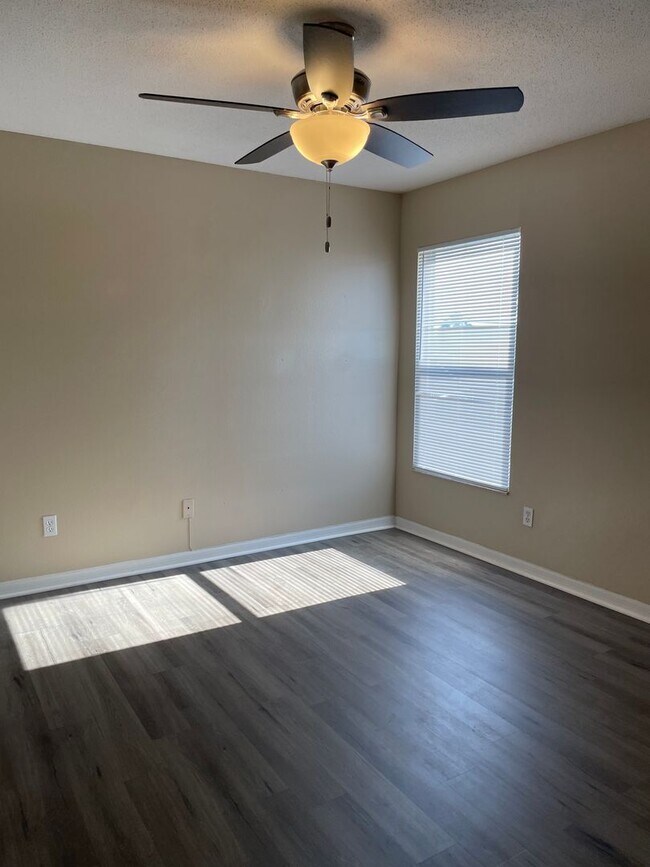 Building Photo - 421 Lockbreeze Dr