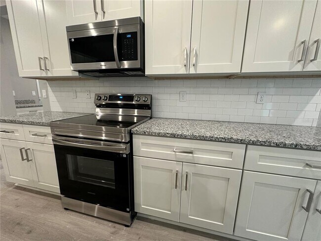 Building Photo - 9 Mimosa Ct W