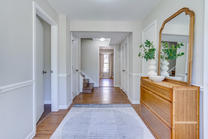 Foyer - 8056 Central Park Dr