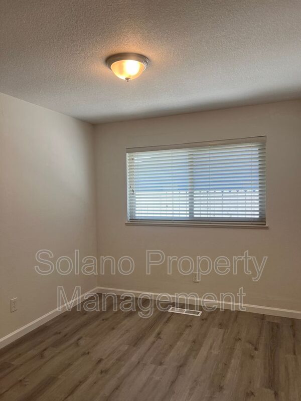 Building Photo - 142 Hillview Dr