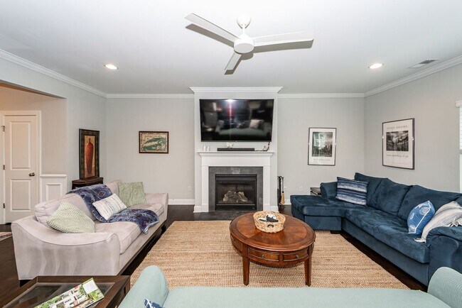 Building Photo - 3 Bedroom 2.5 Bath Single Family Home in F...