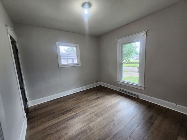 Building Photo - Large Family Home in Clinton