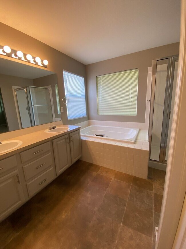 Building Photo - 2662 Paddington Rd