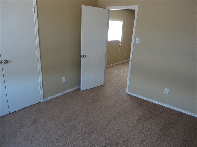 Building Photo - 937 Iona Dr