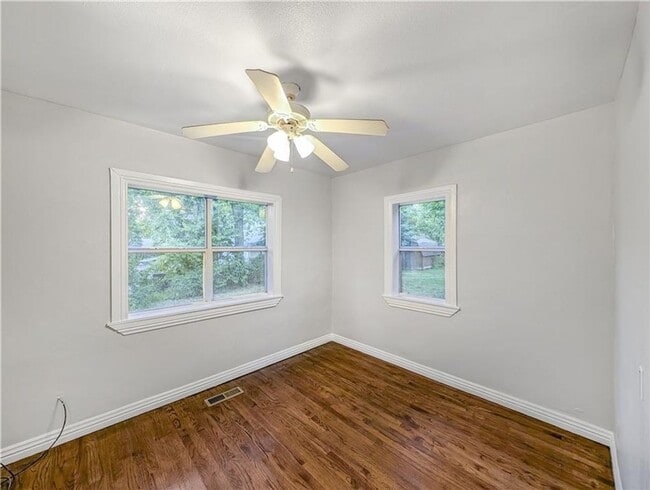 Building Photo - 208 E Graham St