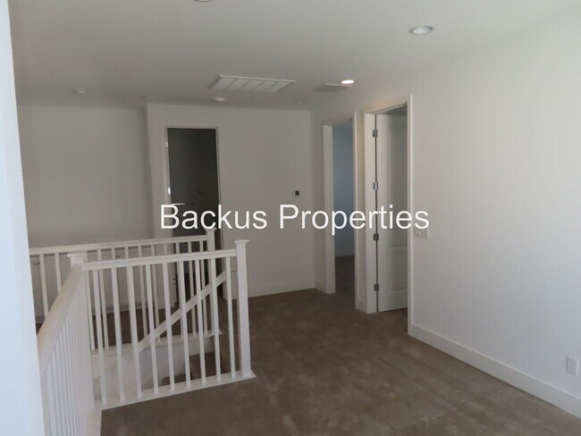 Building Photo - Newer home in Dunes Community