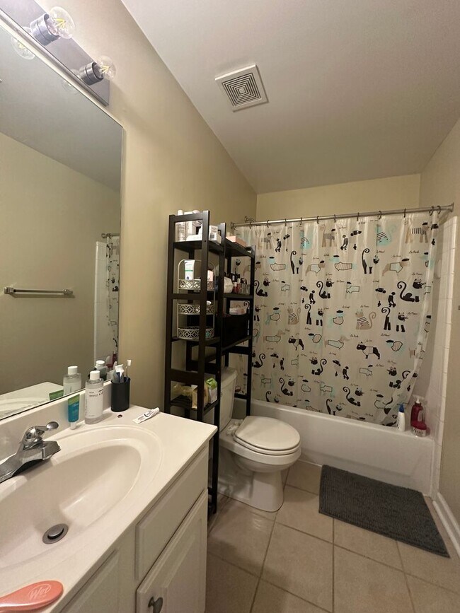 Building Photo - 2 Bedroom 2 Bathroom in gated community of the Summit