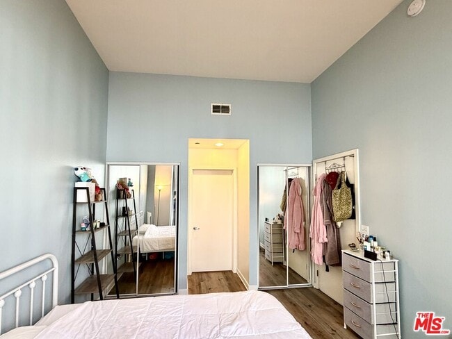 Building Photo - 630 W 6th St