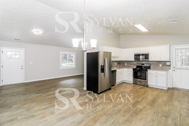 Building Photo - Enjoy the good life in this 3 BR, 2 BA ran...