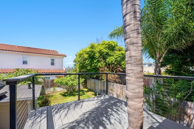 Building Photo - 2724 Treat St