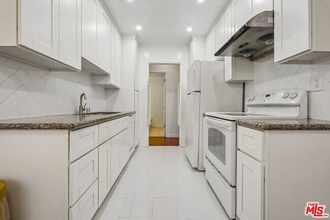Building Photo - 530 S Barrington Ave