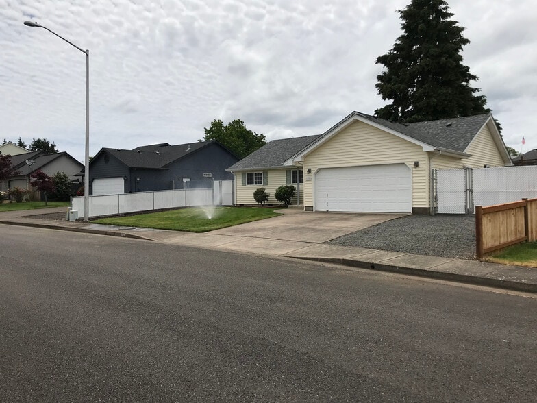 Building Photo - 1090 Cedar Ct