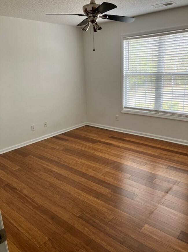 Building Photo - 909-H