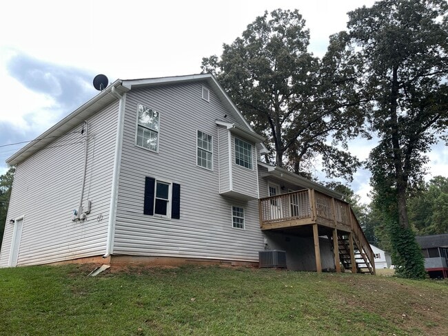 Building Photo - Split level home