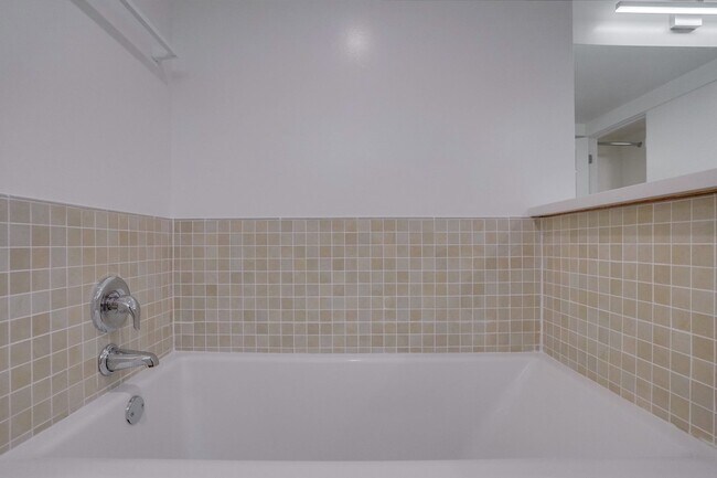 Building Photo - 435 N Oakhurst Dr