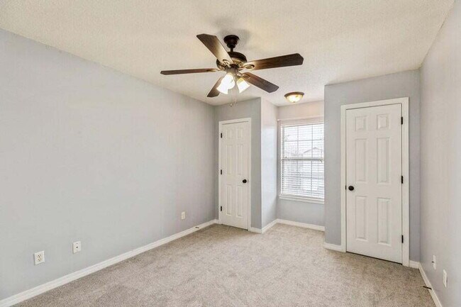Building Photo - Exquisitely Renovated End Unit Townhome Ju...