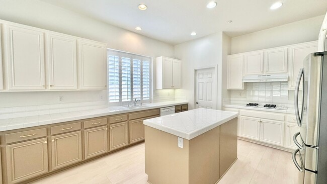 Building Photo - Fantastic Single-Story in the desirable an...