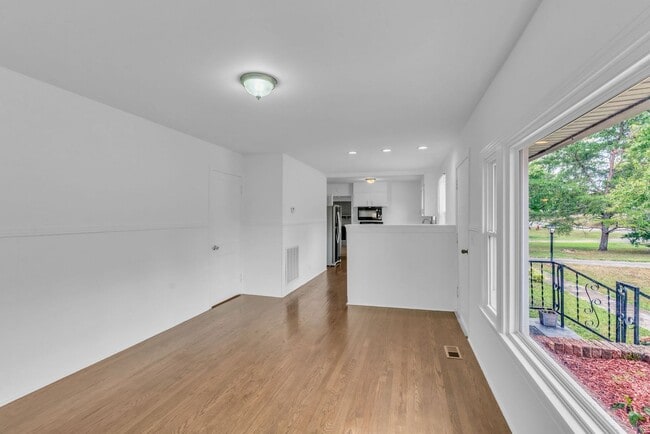 Building Photo - Renovated 4 Bed/ 2 Bath plus office in Mad...
