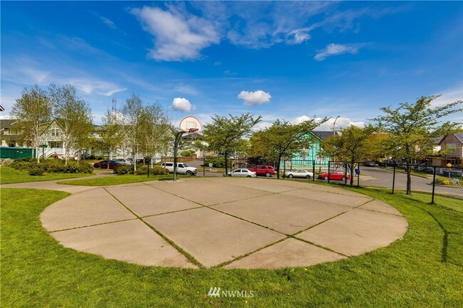 Building Photo - Beacon Hill 3bed 2.5bath Home