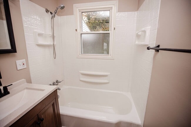 Building Photo - Beautifully remodeled two bedroom home for rent. Central A/C, updated kitchen an bathroom, new fl...