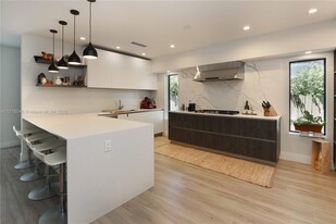 Building Photo - 875 W 47th St