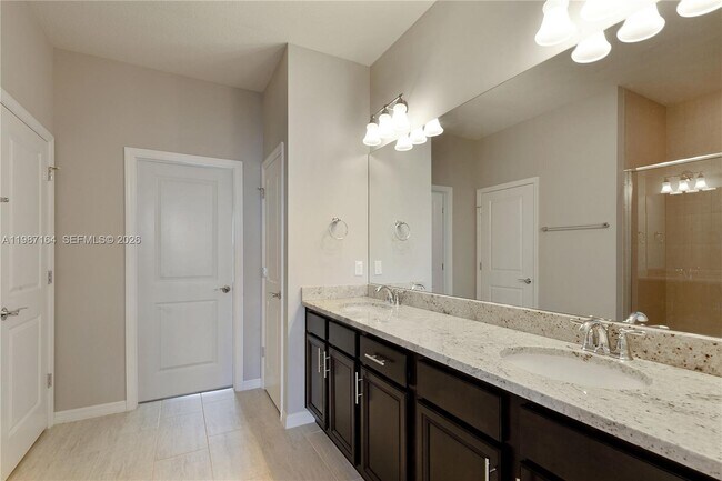 Building Photo - 1101 Banyan Dr