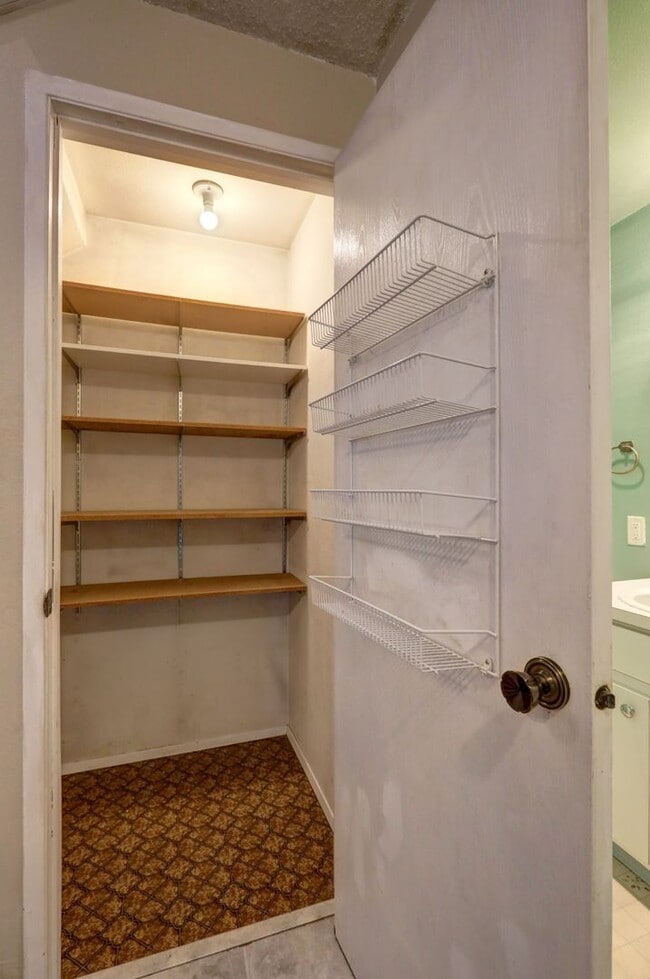 Building Photo - Very Nice 2 Bedroom Kent Valley Townhome, Great Location!