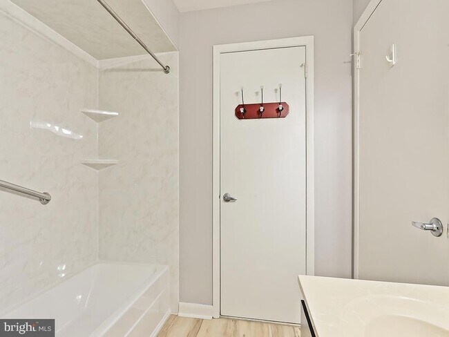 Building Photo - 303 Trinity Ct